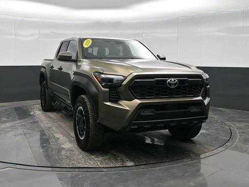 Used 2024 Toyota Tacoma TRD Off-Road image 2