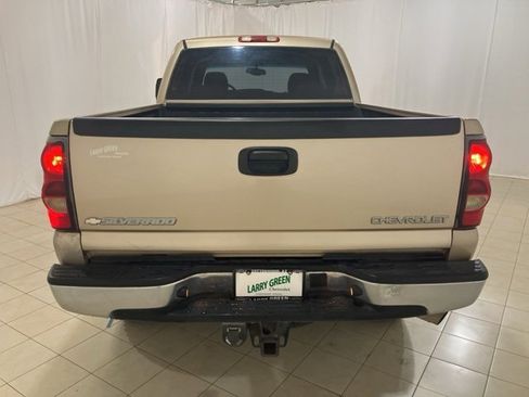 Used 2005 Chevrolet Silverado 2500 LS w/ Heavy-Duty Power Package image 4