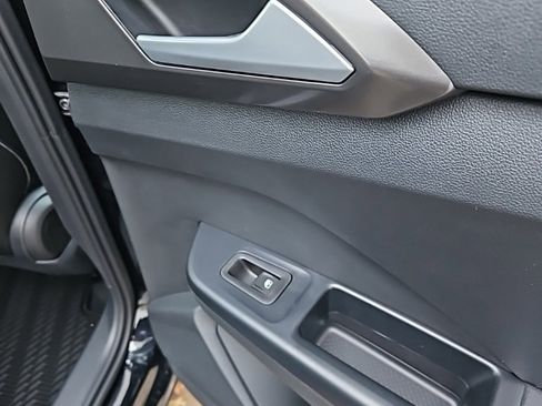 New 2026 Volkswagen Taos SE image 16