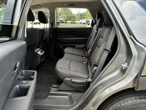 Used 2024 Nissan Pathfinder SV FWD image 28