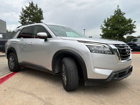 Used 2025 Nissan Pathfinder SV FWD image 4