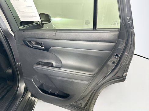 Used 2023 Toyota Highlander XLE FWD image 33