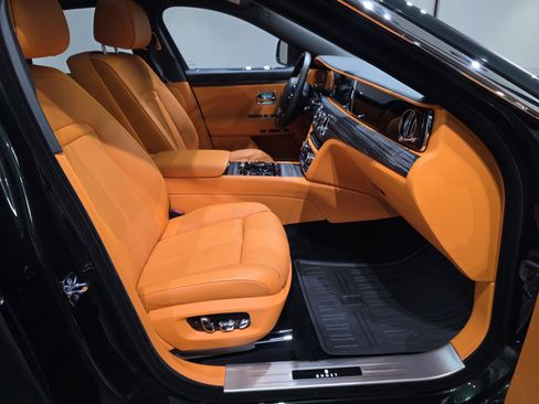 Used 2024 Rolls-Royce Ghost w/ Ghost Package image 29