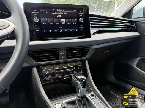 Used 2026 Volkswagen Jetta SE FWD image 13