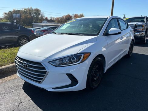 Used 2017 Hyundai Elantra SE w/ Cargo Package image 3