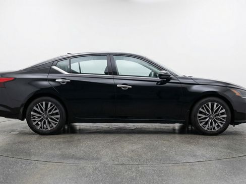 Used 2025 Nissan Altima 2.5 SV image 11
