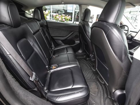 Used 2025 Tesla Model Y Long Range RWD image 29
