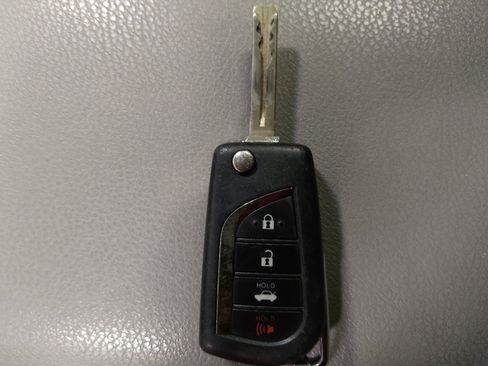 Used 2018 Toyota Camry LE image 32