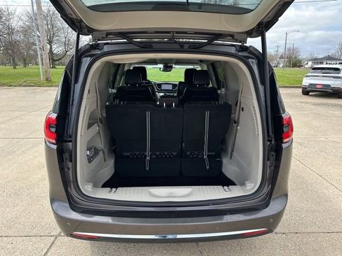 Used 2023 Chrysler Pacifica Touring-L FWD image 20