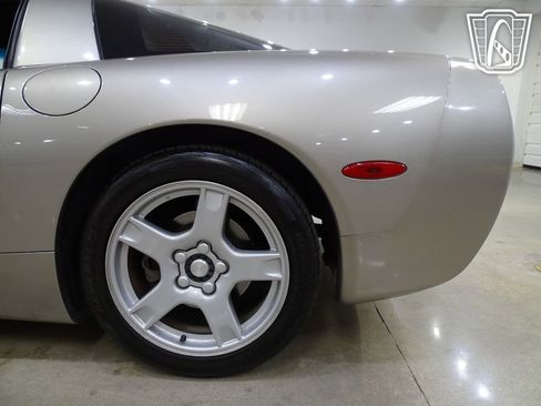 Used 1998 Chevrolet Corvette Coupe w/ Roof Pkg image 32