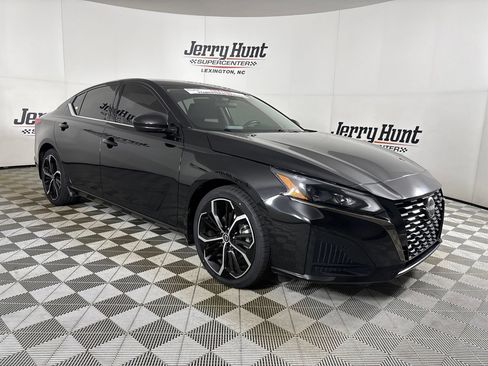 Used 2023 Nissan Altima 2.5 SR FWD image 4