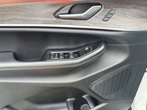 Used 2023 Jeep Grand Cherokee L Limited w/ Black Appearance Package image 10