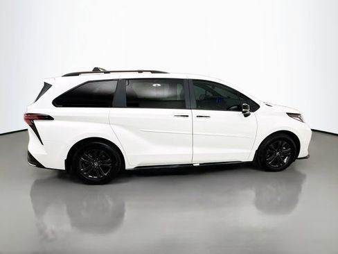 Used 2025 Toyota Sienna XSE w/ XSE Premium Package AWD/4WD image 8