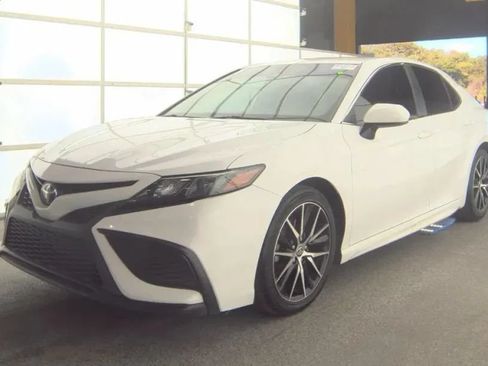 Used 2021 Toyota Camry SE FWD image 3
