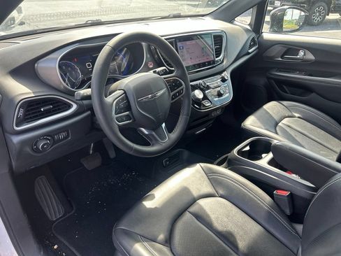 Used 2025 Chrysler Pacifica Select FWD image 16