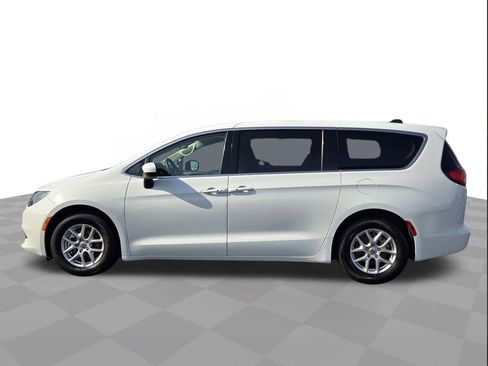 Used 2023 Chrysler Voyager LX image 8