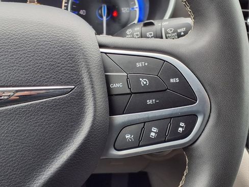 Used 2024 Chrysler Pacifica Touring-L FWD image 18