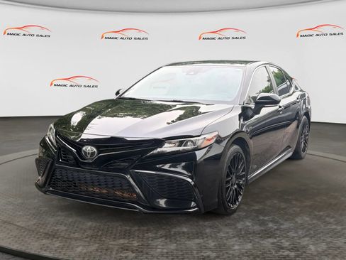Used 2022 Toyota Camry SE FWD image 1