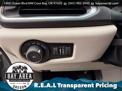 Used 2023 Chrysler Pacifica Limited FWD image 19