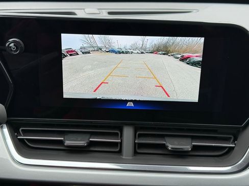 Used 2025 Chevrolet Trax LT w/ LT Convenience Package image 17