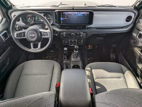 Used 2025 Jeep Wrangler Unlimited Sahara image 15