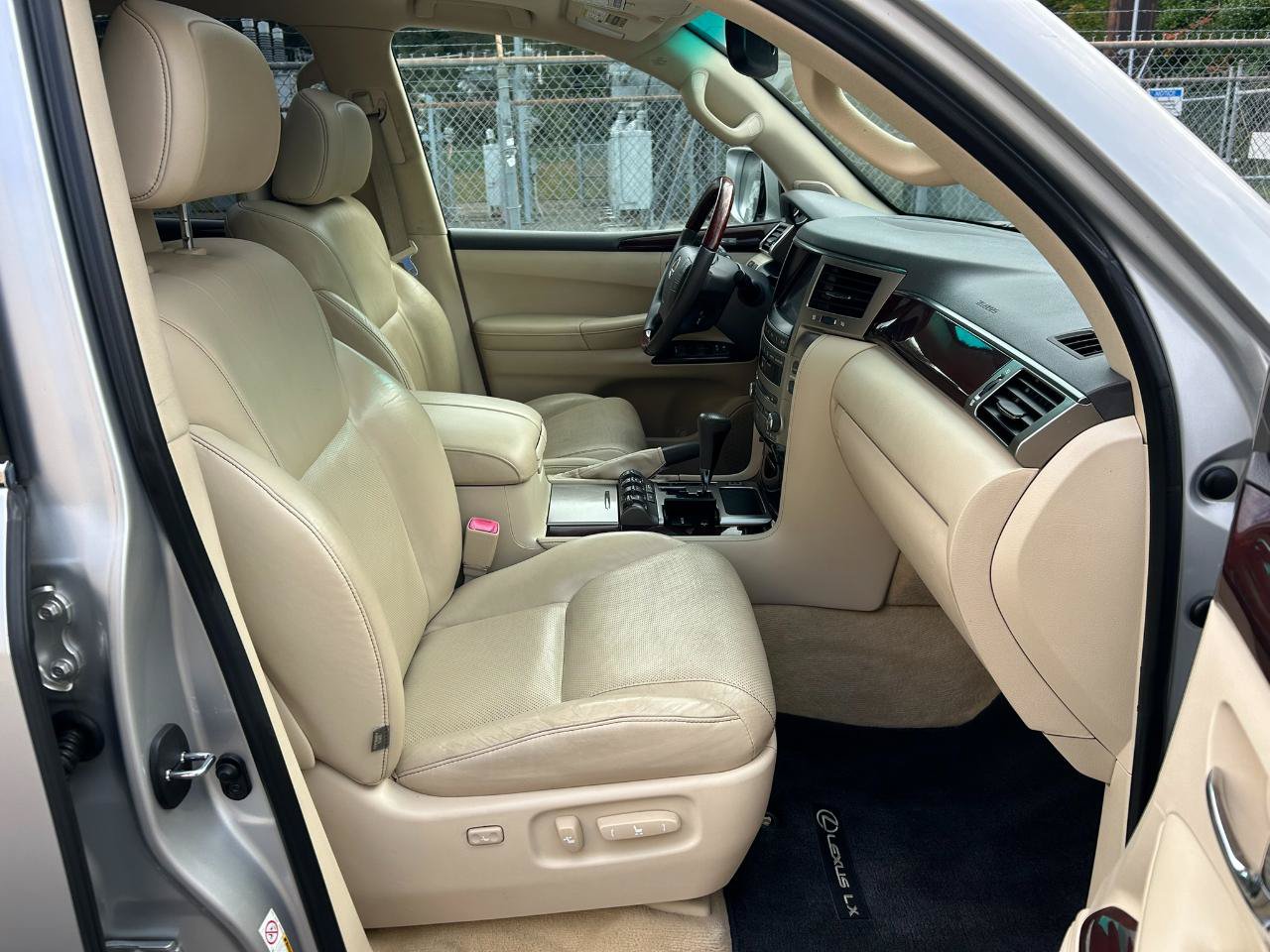 Used 2013 Lexus LX 570 4WD w/ Luxury Pkg image 19