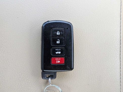 Used 2015 Toyota Camry XLE w/ Moonroof Package FWD image 30