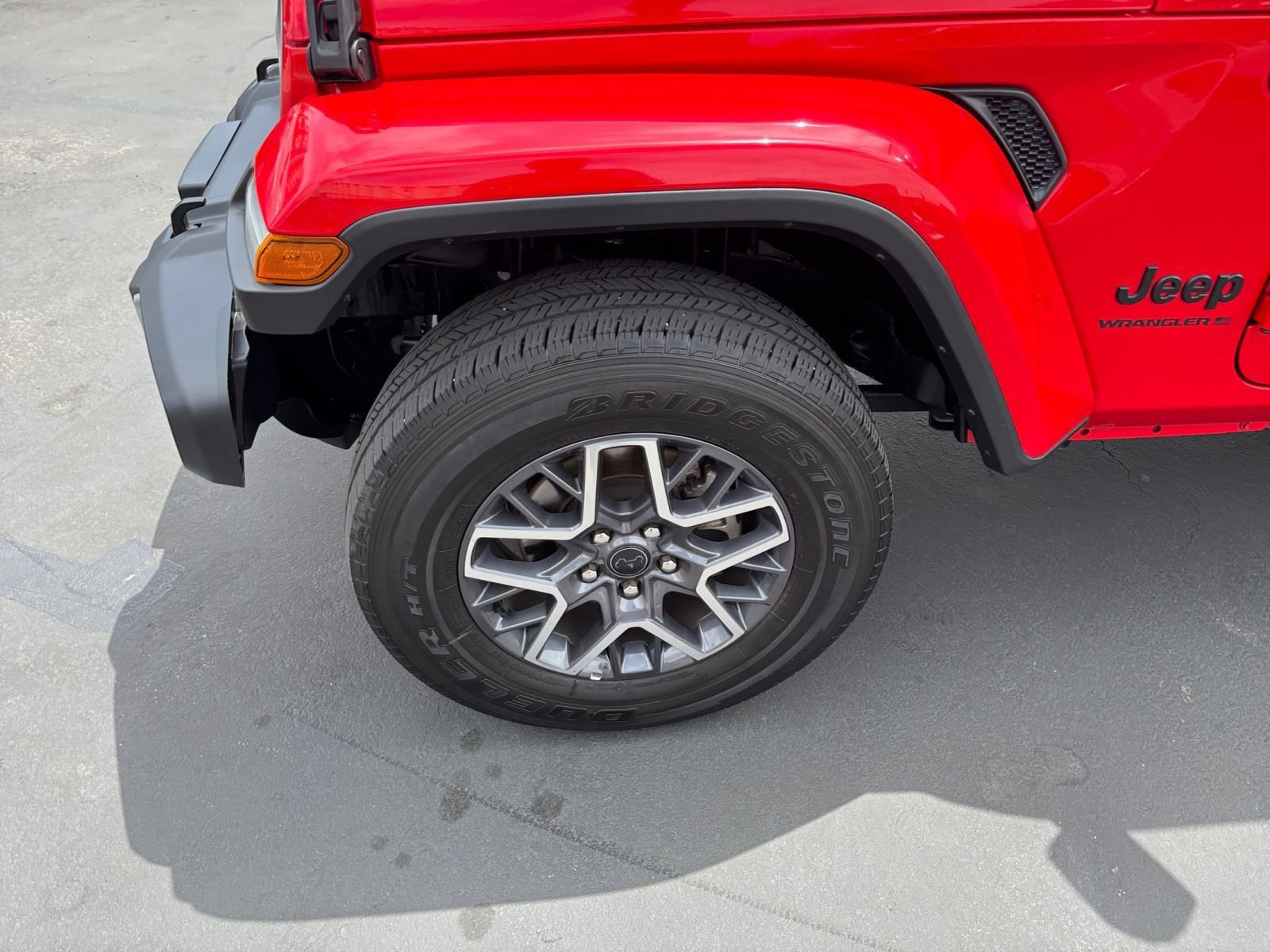 Used 2025 Jeep Wrangler Unlimited Sahara AWD/4WD image 30