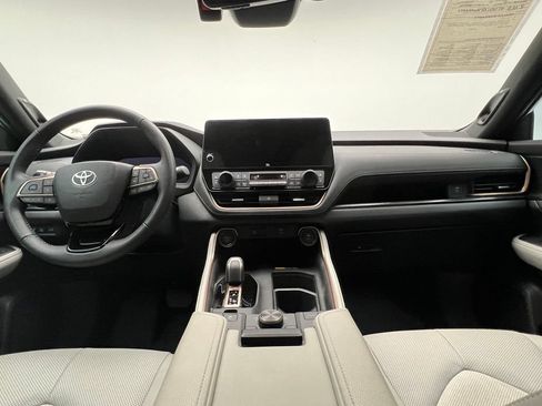 Used 2025 Toyota Grand Highlander AWD Hybrid image 12