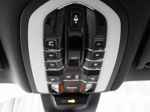 Certified 2025 Porsche Macan image 35