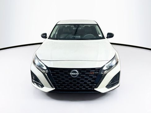 Used 2024 Nissan Altima 2.5 SR FWD image 2