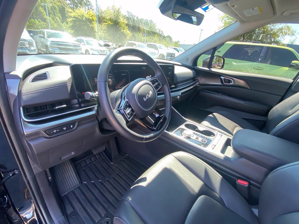 Used 2026 Kia Carnival SX w/ SX Dark Edition Package FWD image 9