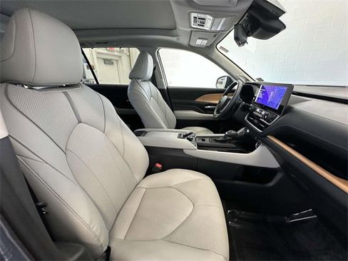 Used 2024 Toyota Grand Highlander AWD image 14