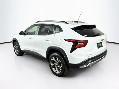 Used 2025 Chevrolet Trax LT w/ LT Convenience Package FWD image 5