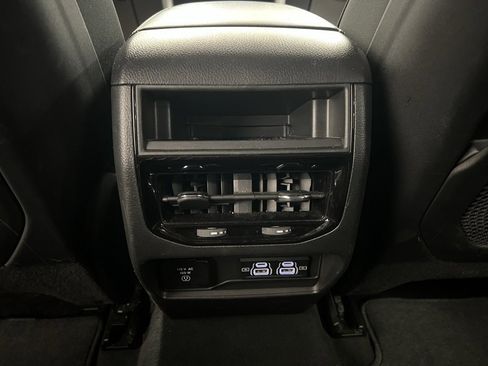 Used 2024 Jeep Grand Cherokee Altitude image 23