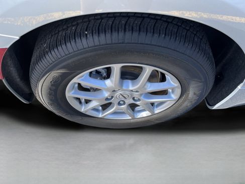 Used 2024 Chrysler Pacifica Touring-L FWD image 9