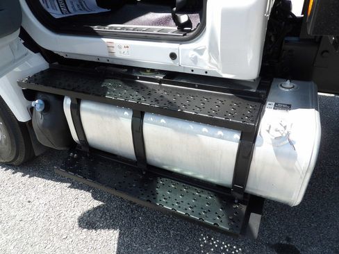 Used 2018 Ford F750 2WD Regular Cab Super Duty image 33