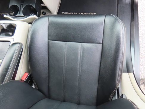 Used 2014 Chrysler Town & Country Touring FWD image 41