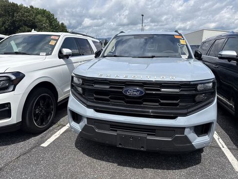 Used 2025 Ford Expedition Max Active AWD/4WD image 5