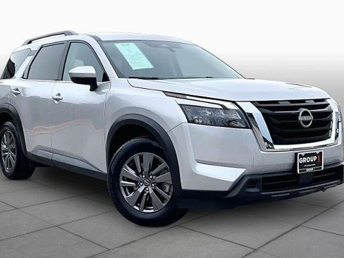Certified 2025 Nissan Pathfinder SV FWD image 3