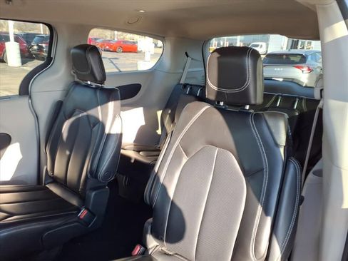 Certified 2023 Chrysler Pacifica Touring-L image 12