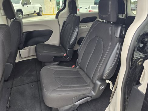 Used 2024 Chrysler Voyager LX image 11