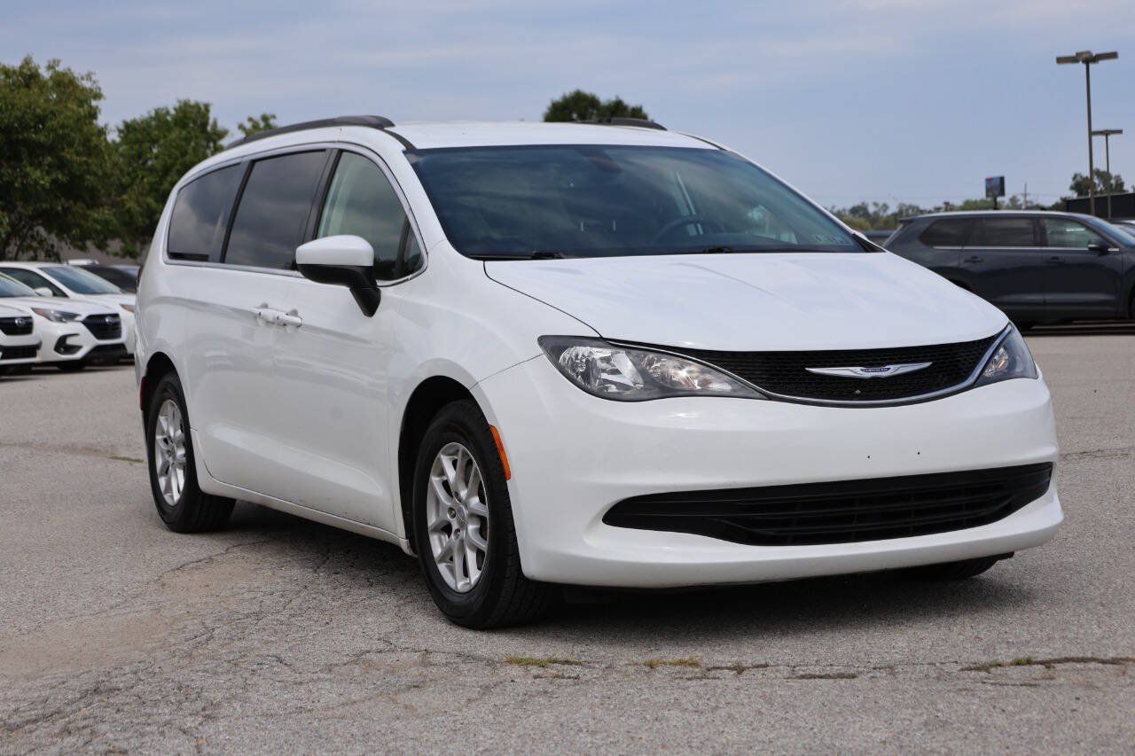 Used 2020 Chrysler Voyager Lxi FWD image 4
