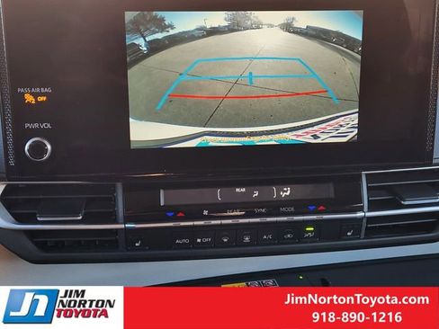 Used 2025 Toyota Sienna XLE image 21