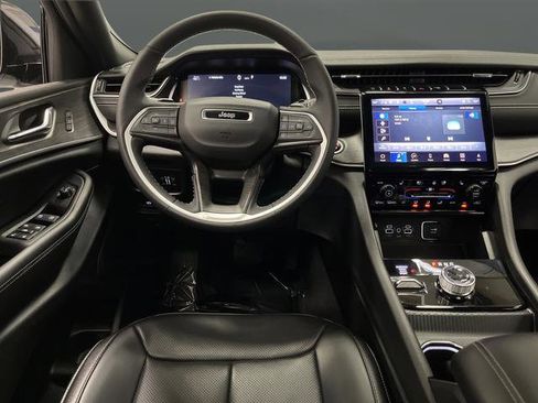 Used 2025 Jeep Grand Cherokee L Limited w/ Luxury Tech Group II image 5