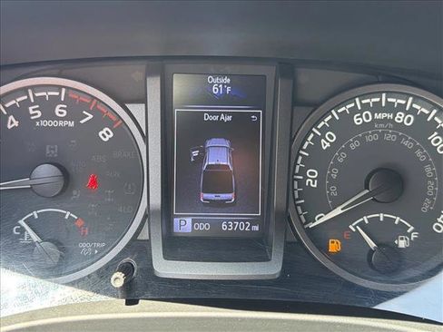 Used 2020 Toyota Tacoma TRD Off-Road w/ Technology Package AWD/4WD image 17