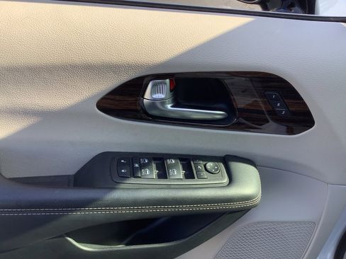 Used 2023 Chrysler Pacifica Limited image 13