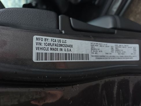 Used 2021 Jeep Grand Cherokee Laredo image 25