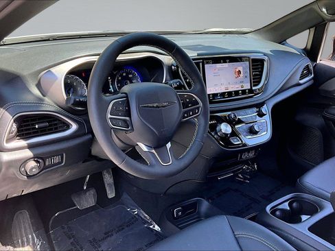 Used 2025 Chrysler Pacifica Select FWD image 15