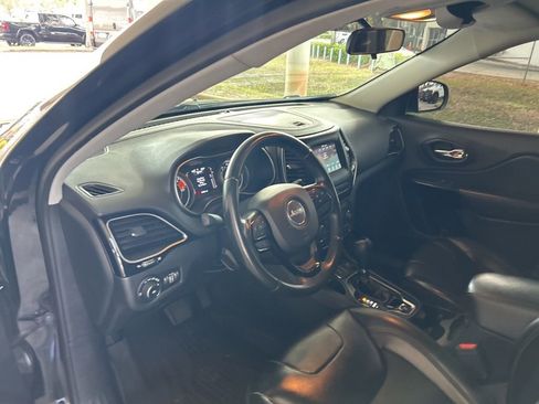 Used 2019 Jeep Cherokee Latitude Plus image 6